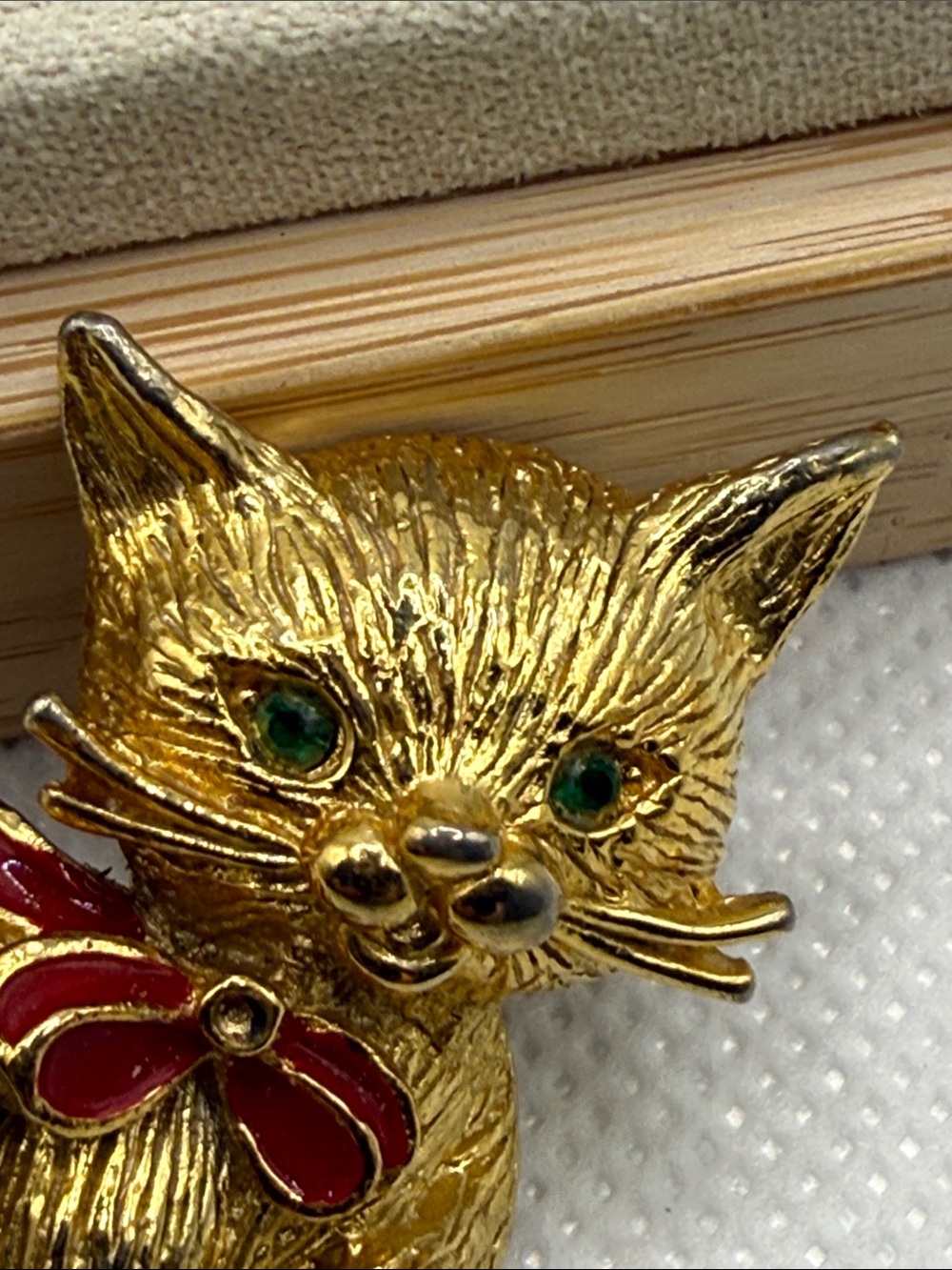 Vintage Gold-Tone Cat Brooch with Red Bow and Green Eyes signed - Picture 5 of 12